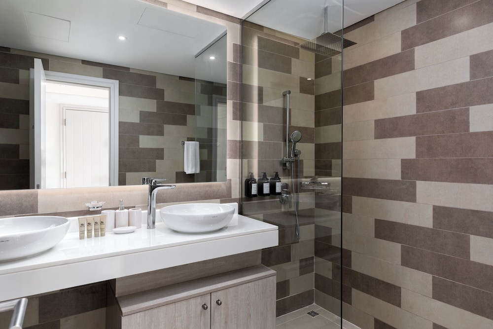 Maison Privee - Elegant Palm Retreat w/ Iconic Sea and Marina Vws
