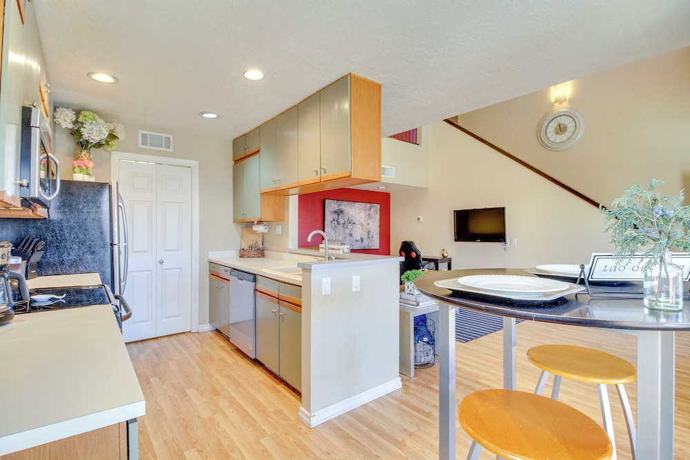 1 Mi to Unm: Convenient Albuquerque Townhome!