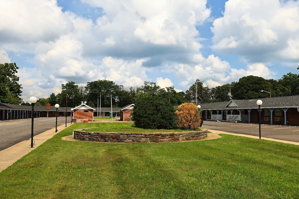 Budget Inn and Suites