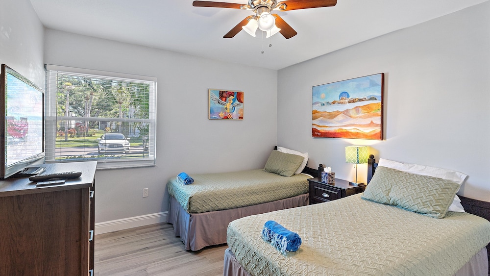 Beneva Brooke Beauty 2 Bedroom Condo by RedAwning view 2