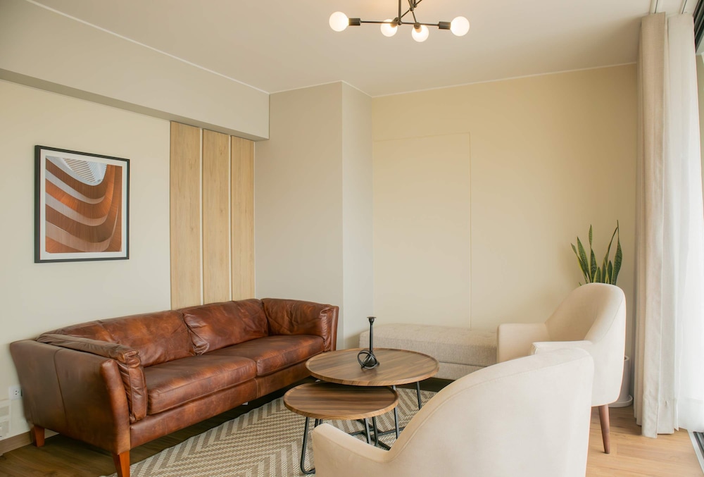 w Modern 3BR w Balcony Near Kennedy Park