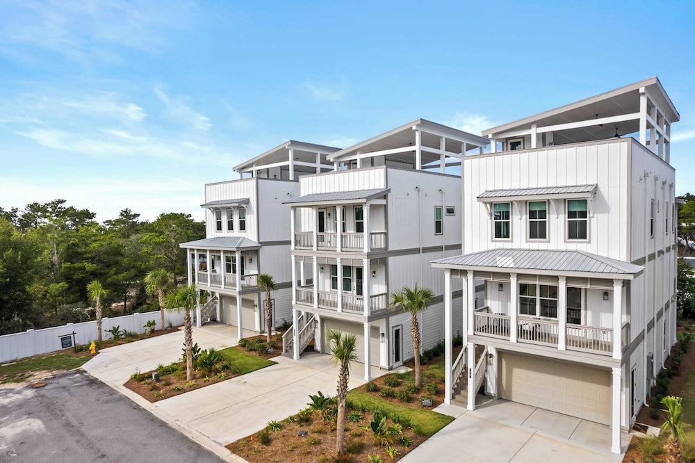Sea Dweller by Avantstay Rooftop Spa + Gulf View Golf Cart, Pool