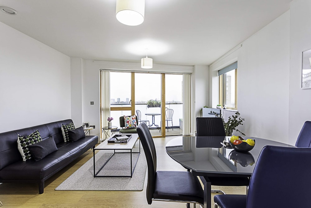 Trendy Queen's Park Apartment With Views Across London