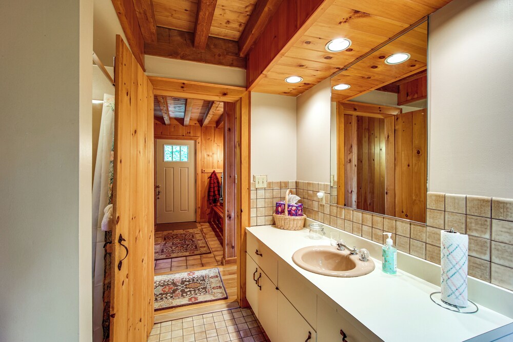 8 Mi to Okemo Mountain Resort: Mtn-view Retreat!
