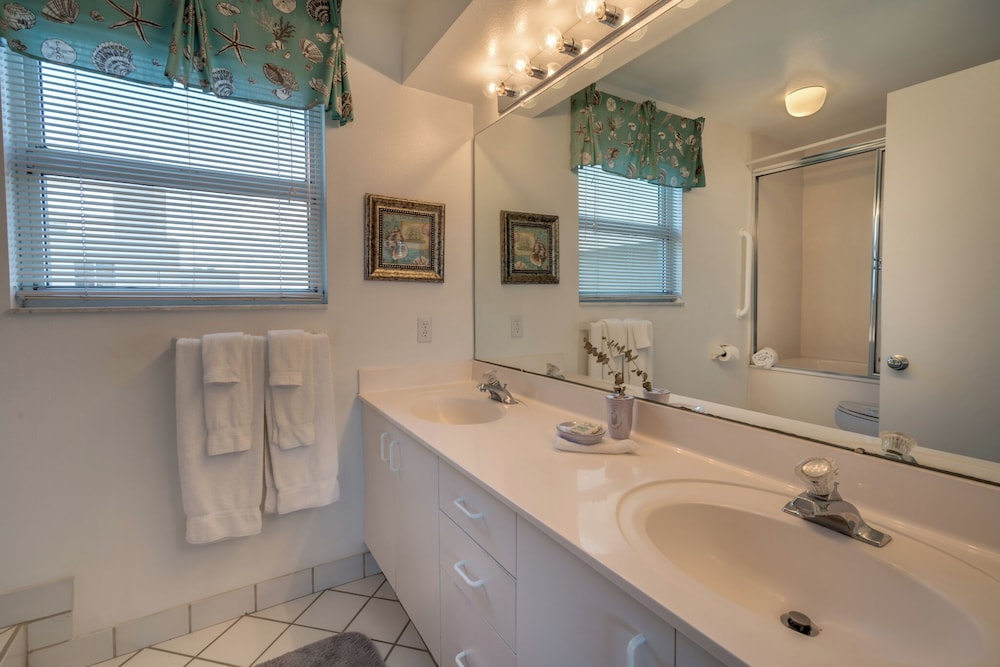 Bahia Vista 17-881 by Distinctive Beach Rentals