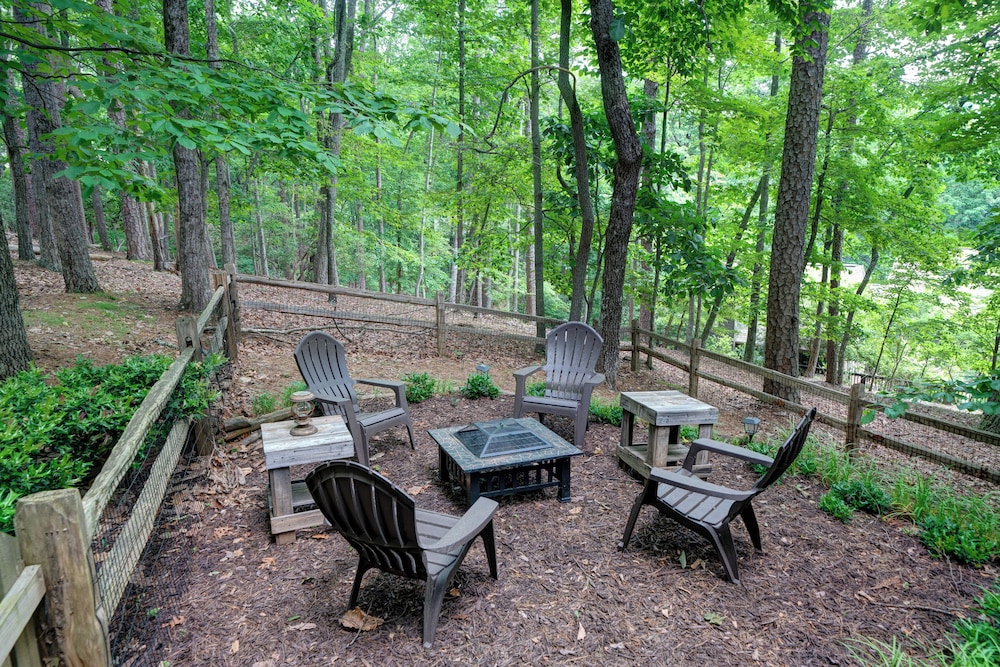 The Guest House Historic Cabin in Big Canoe