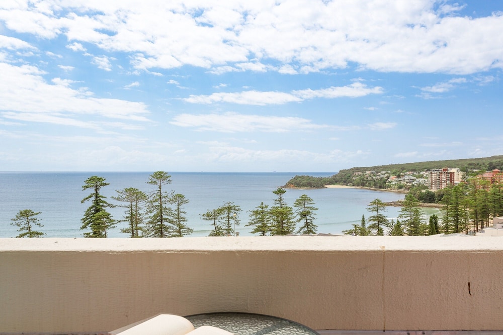 Modern Manly Apartment With Stunning Views, Pool