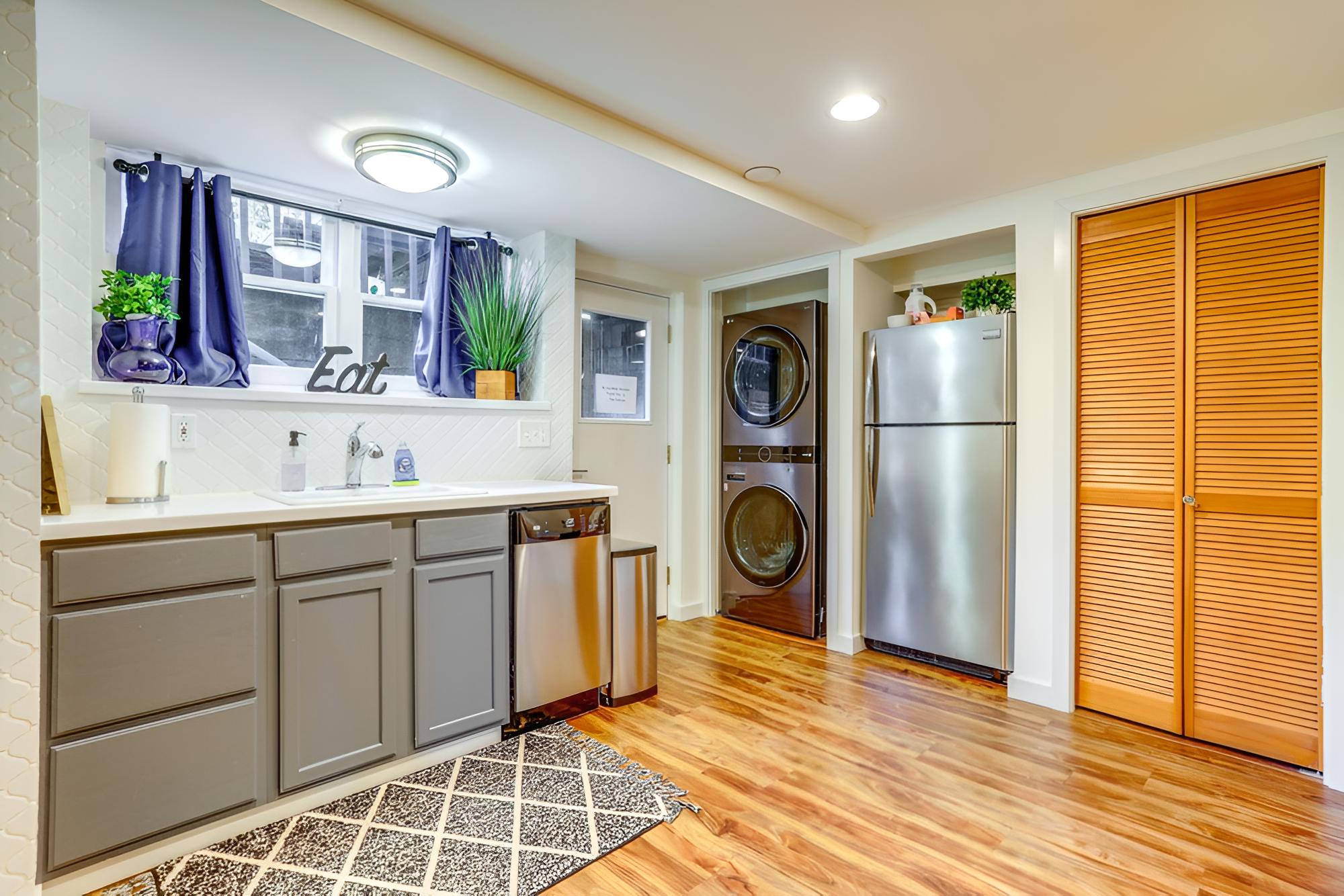Bright & Beautiful Apt, 6 Mi to Dtwn Seattle! view 2