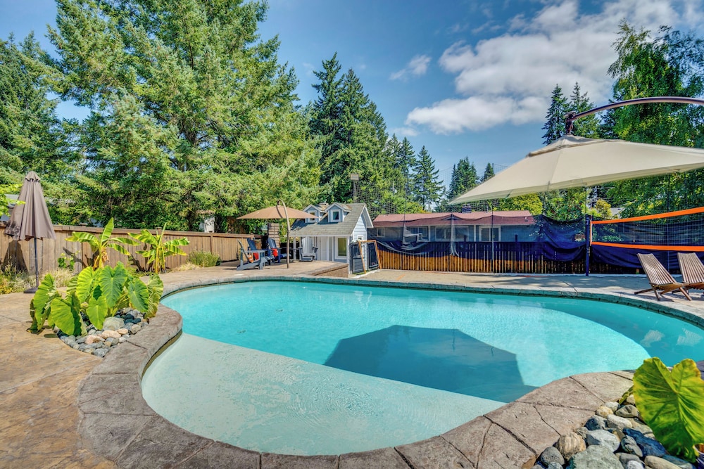 Hot Tub + Sauna: Home 8 Mi to Downtown Tacoma!