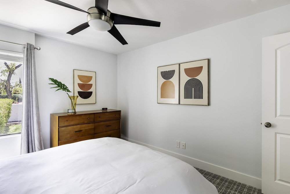 Cozy Condo w Heated Pool 1 Hr to Joshua Tree NP