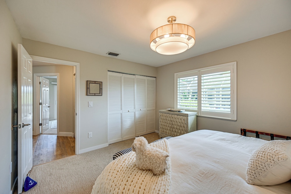 2 Mi to South Beach: Waterfront Home w/ Lanai!