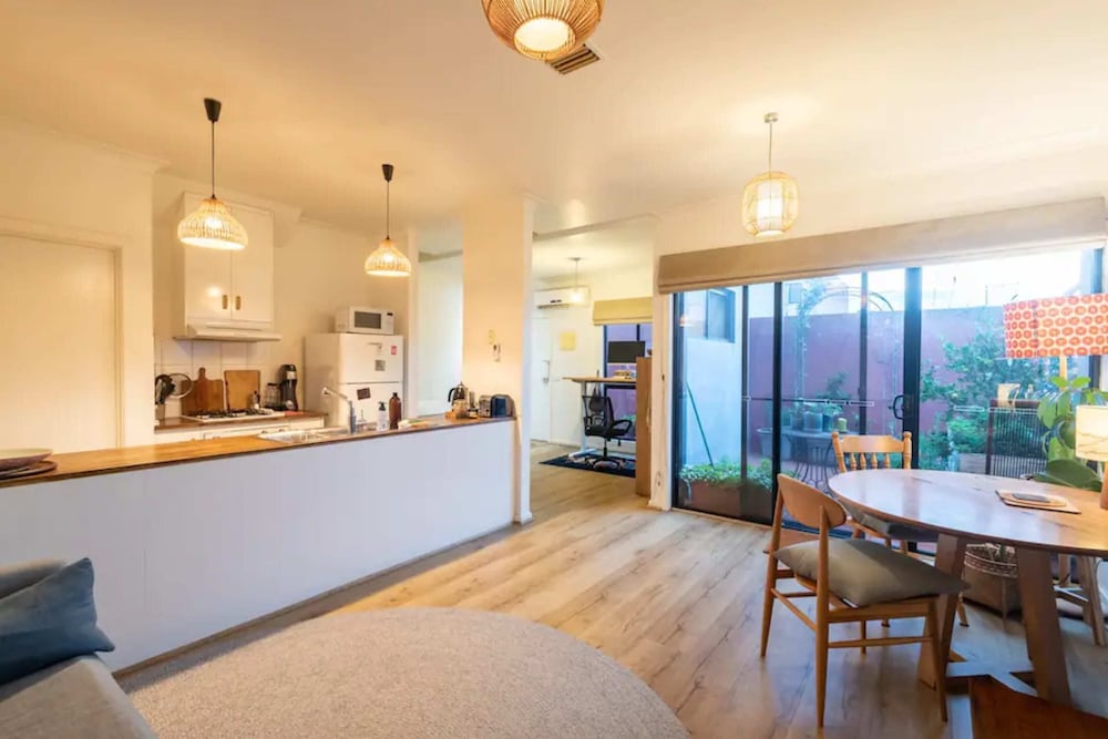 Spacious 2 Bedroom Apartment in Brunswick With Patio and Parking view 4