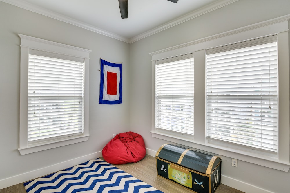 Walk to Ocean: Beach House w/ 2 Decks in Galveston
