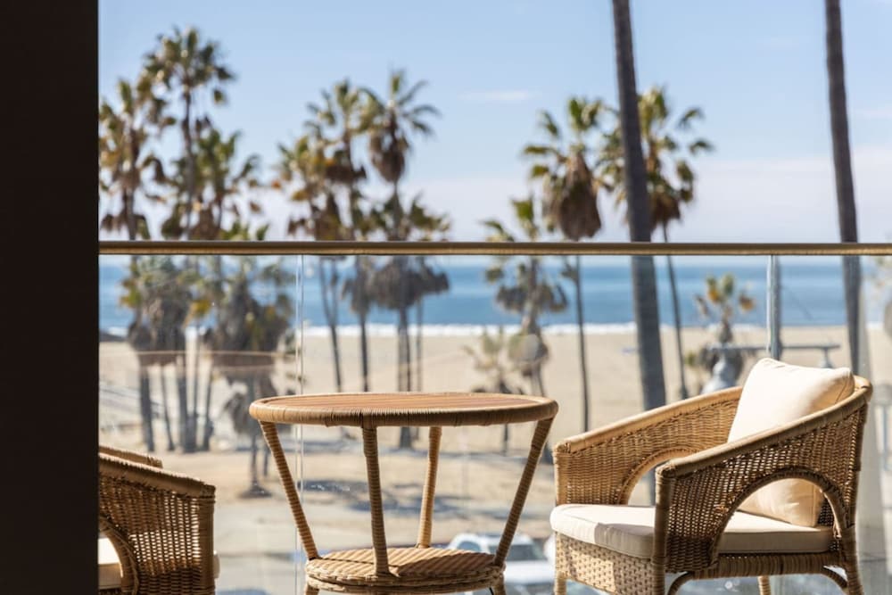 The Santa Monica Sunset - Beachfront Luxury