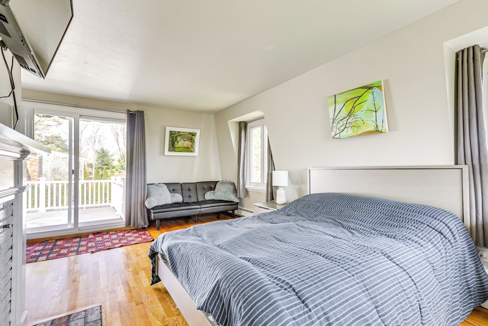 3 Mi to Cape Cod Bay: Marshfield Home w/ Balcony!