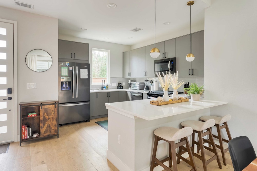 Private Pool, Firepit, Patio Steps to East Austin Dining, Music, Art, Murals
