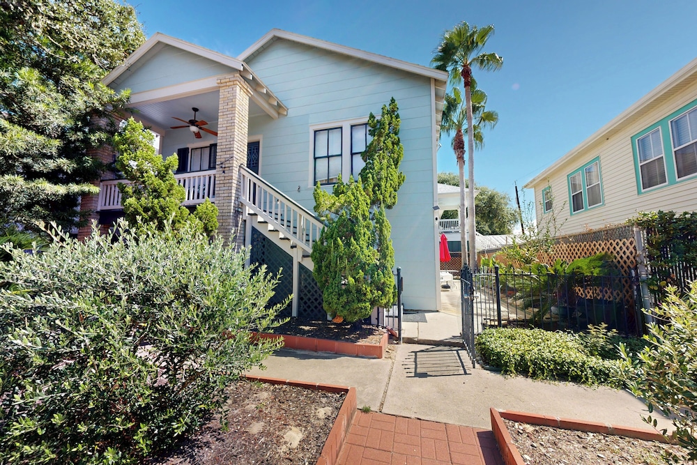 2-story Galveston Getaway w/ Balcony & Patio