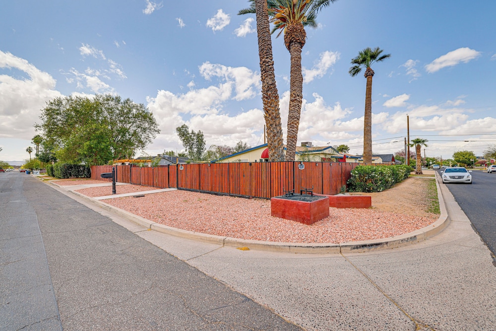 5 Mi to Phoenix Zoo: Poolside Paradise!