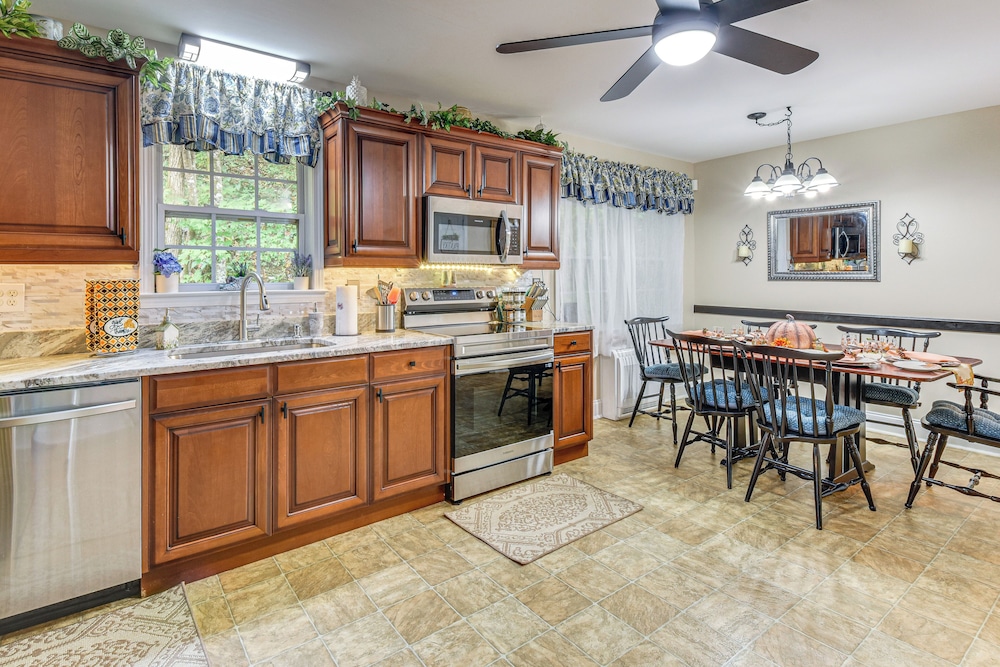 Creekside Cottage w/ Hot Tub: 8 Mi to Lake Chatuge