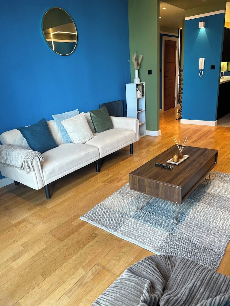 Modern City Blue Apartment Next To The AO Arena Free Parking
