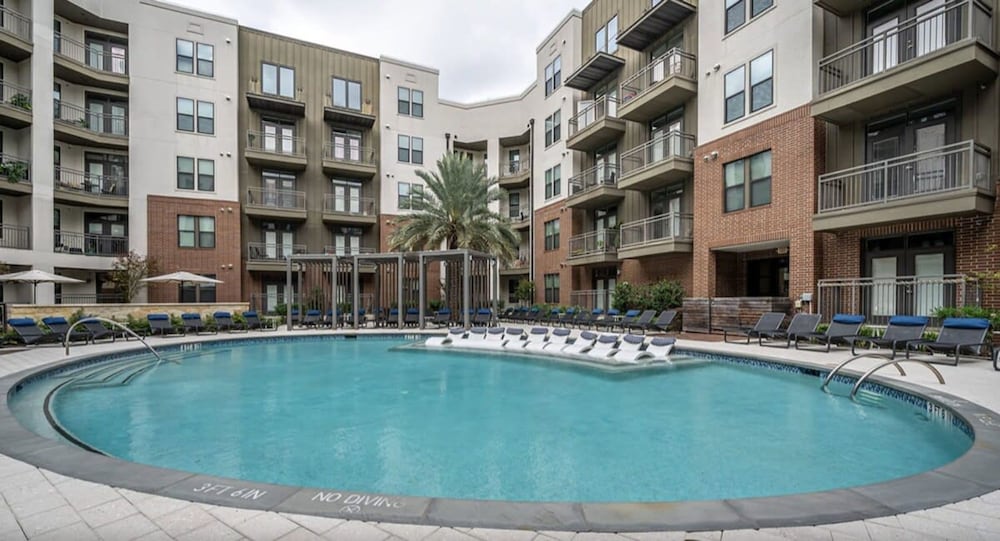 Revive Tanglewood Stunning 2BR in Uptown Houston