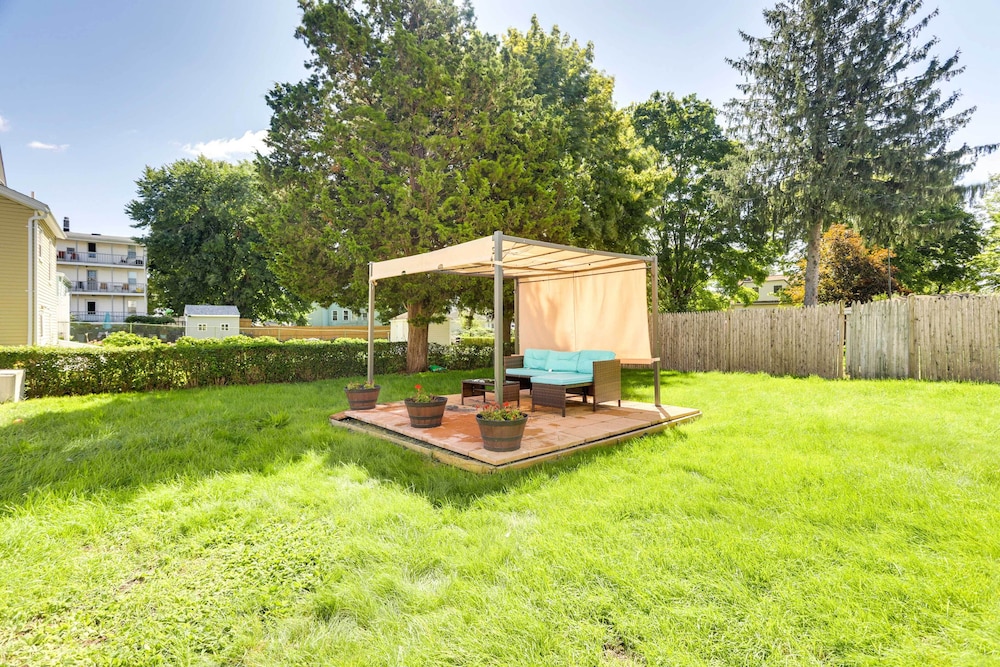 Charming Stoughton Apartment: 20 Mi to Boston
