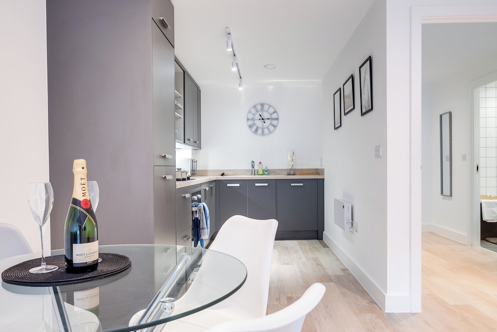 1 Bed Flat - Sleeps 3 - Parking