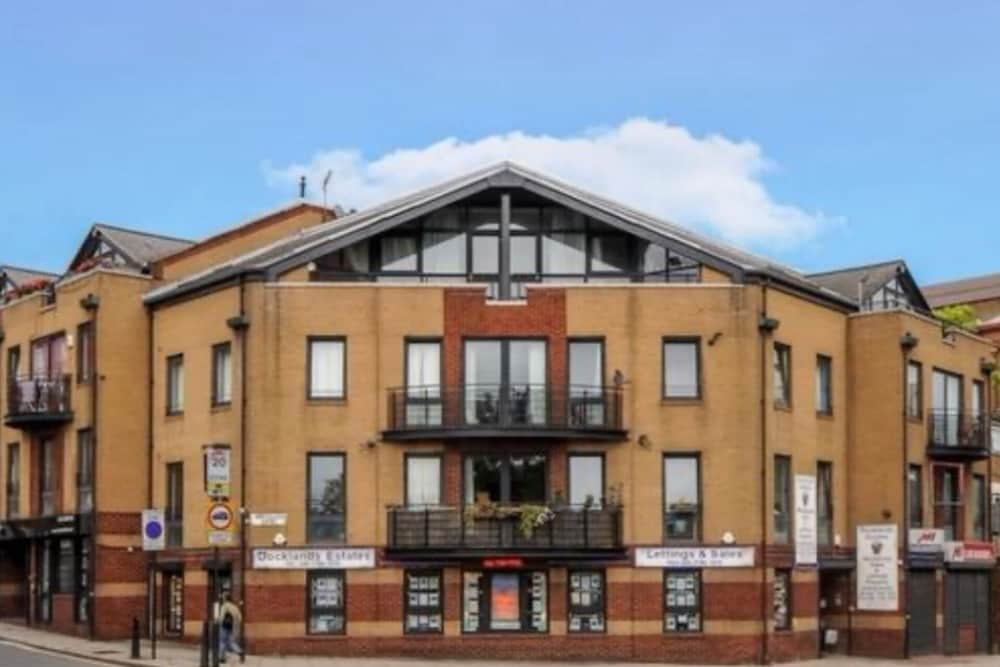 Stylish 1 bed Apartment - Sleeps 4 & Free Parking