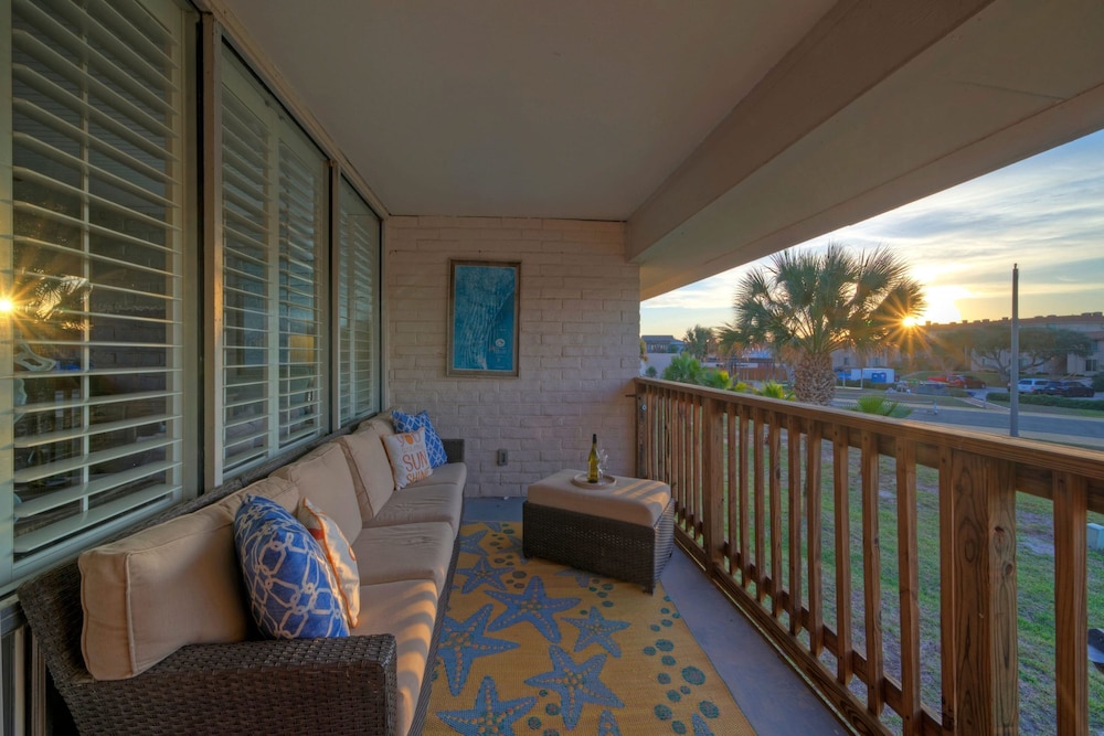 Pour Me a Vacation Mins to Beach Community Pool Tennis Court Private Balcony