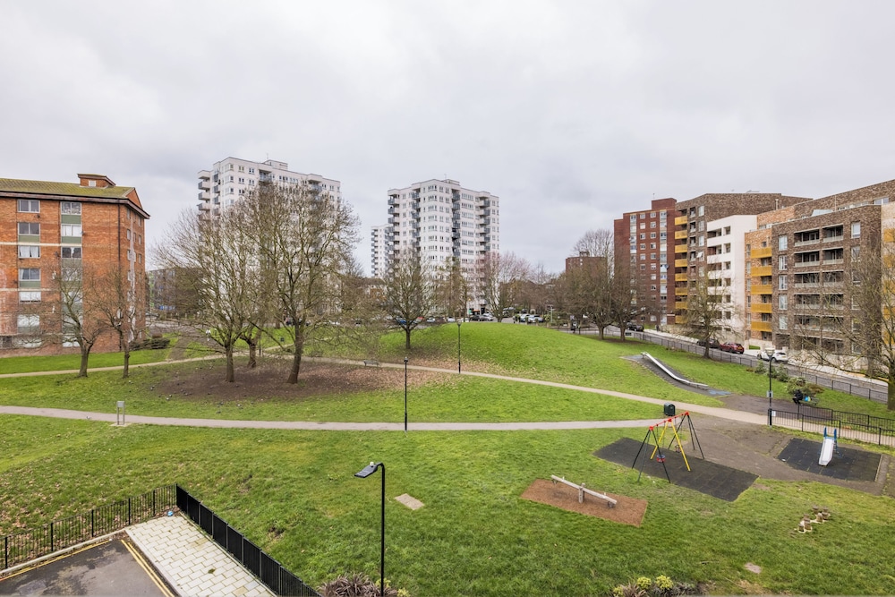 Sophisticated 2 Bed Flat with Balcony in Acton