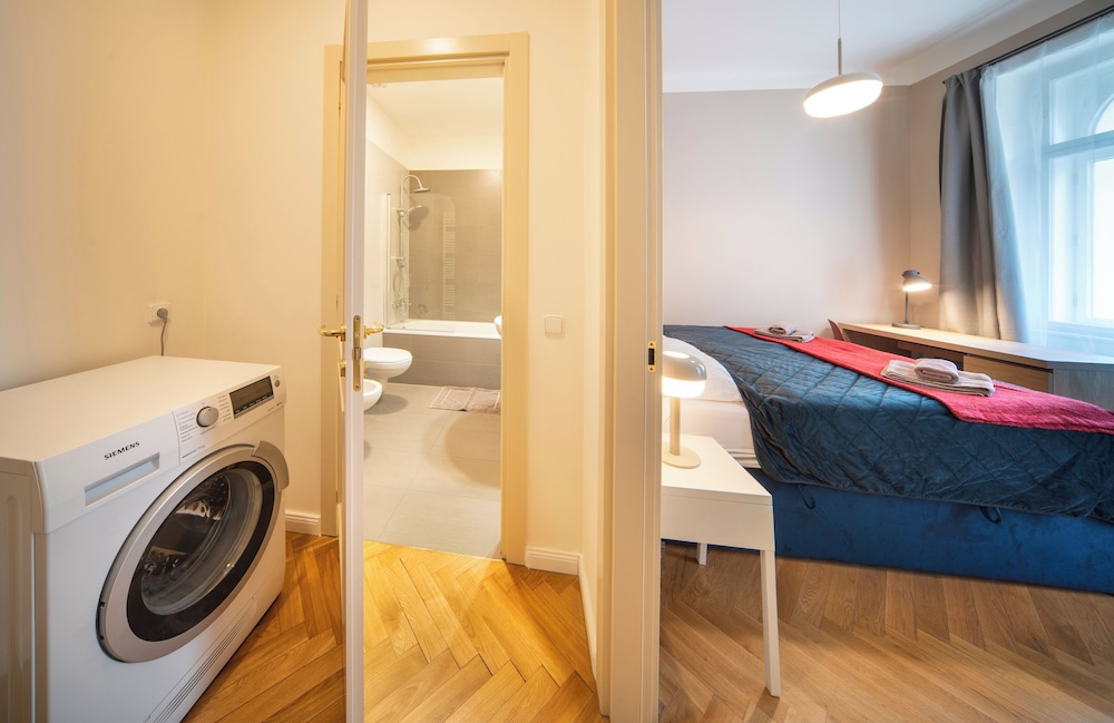 1 Bed Flat - Sleeps 5 - Parking - Wifi