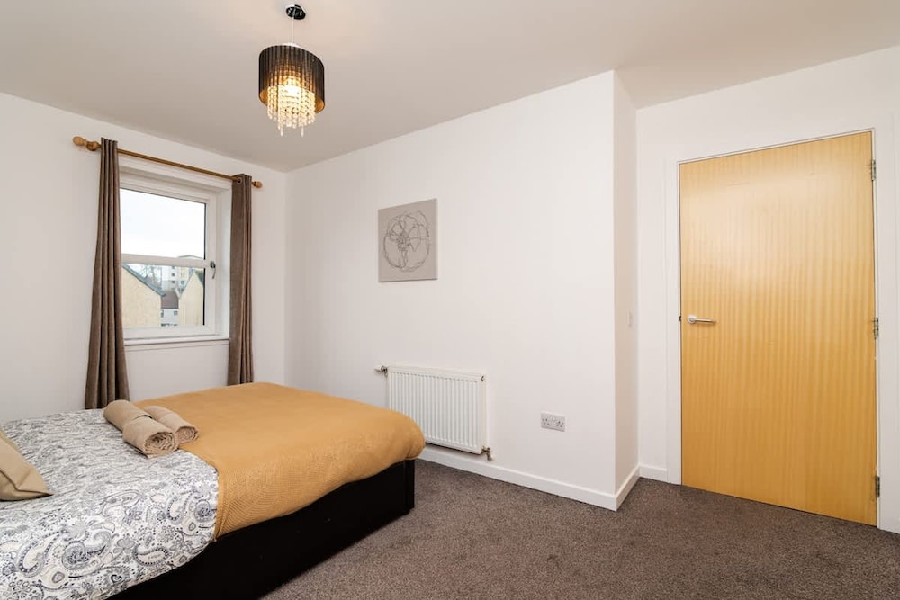 3 Bedroom House - Free Parking
