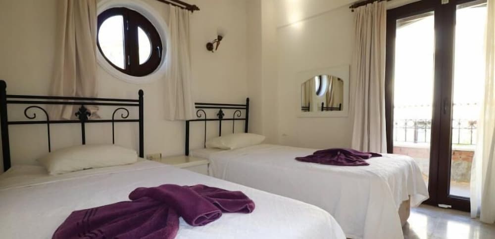 Villa XT15 by JoyLettings view 2
