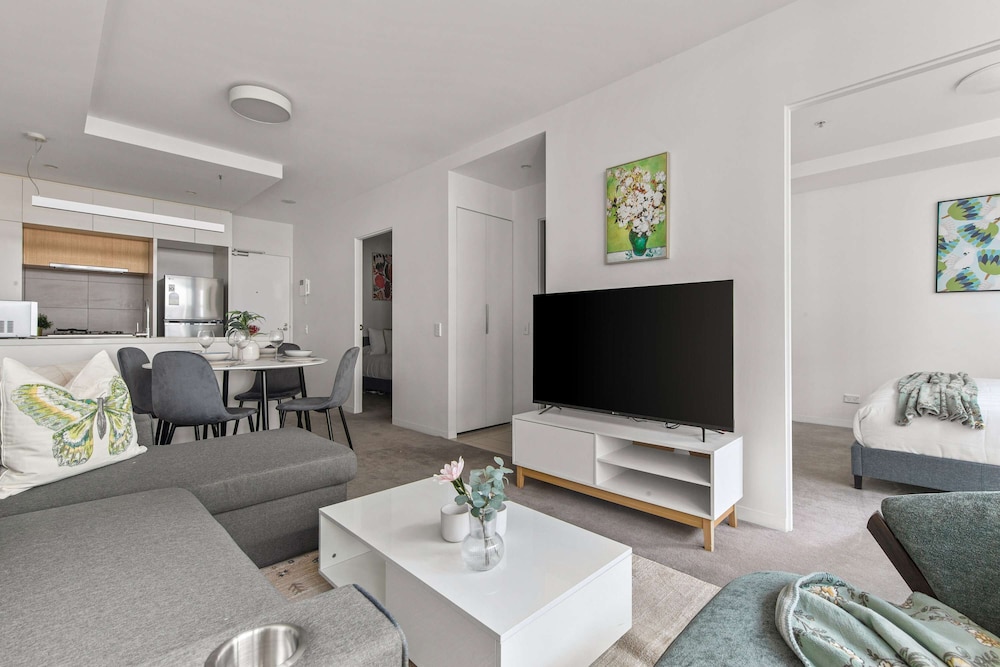 A Cozy 2BR Apt Next to The Yarra River
