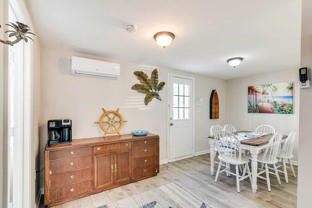 Galveston Vacation Rental: 2 Mi to Pleasure Pier! view 3