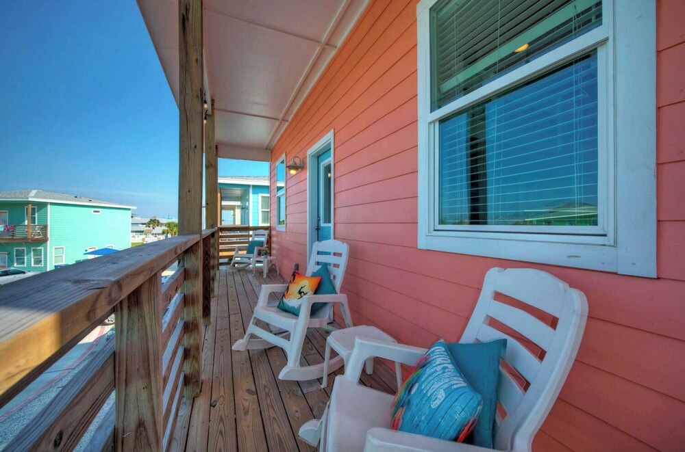 Sleeps 24, 2 Homes Pool, Backyard Tiki Bar, Fire Pit, Cornhole Walk to Beach
