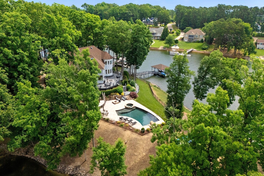 Paradise Pointe by Avantstay Lakefront Views Playset