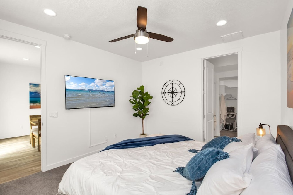 Bear Lake Table Downtown Garden City Townhome