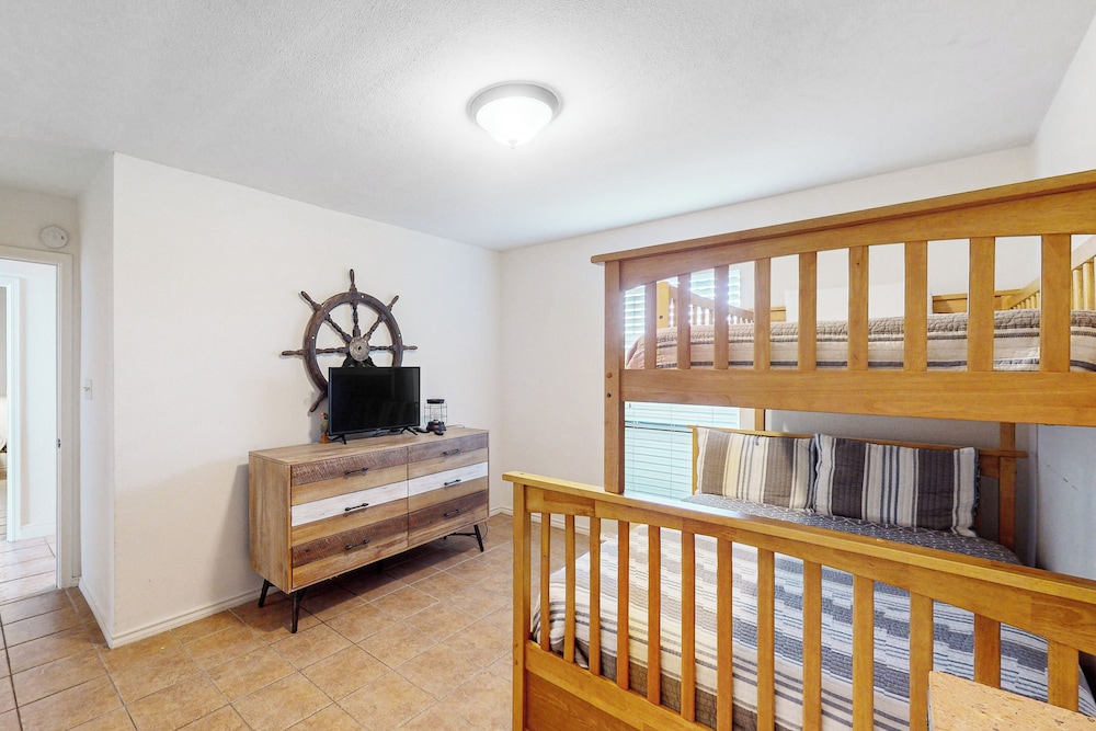 All-suite Beachfront 3BR w/ Gulf Views & Pools