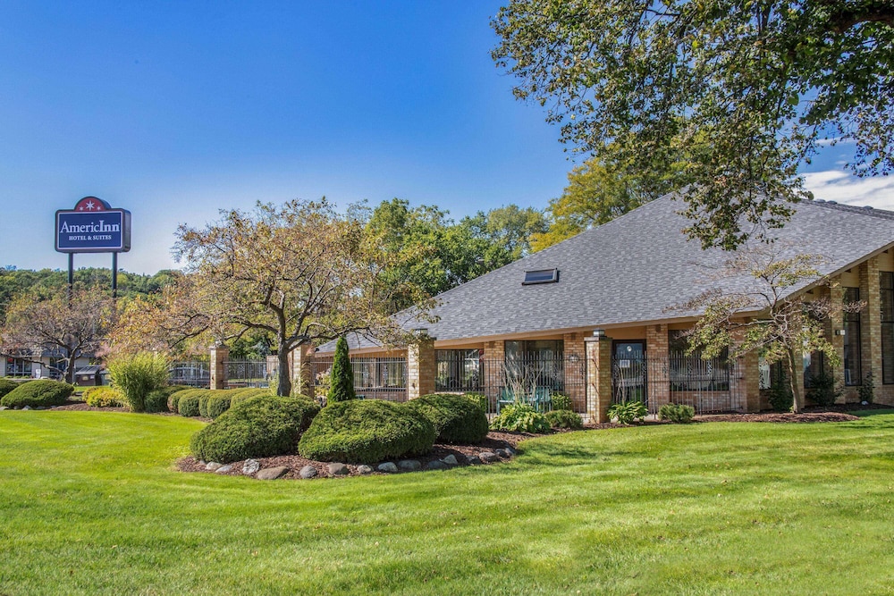 Hotel AmericInn by Wyndham Delafield