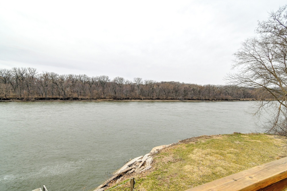 Riverfront Cabin Near Dtwn Pella w/ Game Room!