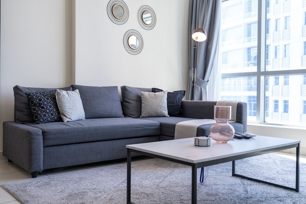 Refined 1BR Retreat in The Point Tower - Marina