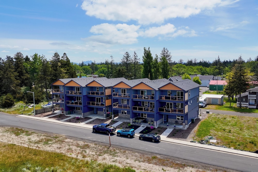 Columbia River Views: Spacious Hammond Getaway!