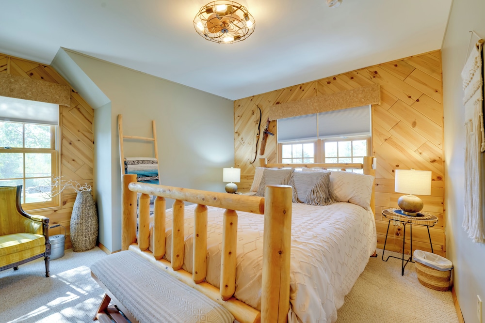 1 Mi to Public Beach: Port Austin Cabin w/ Hot Tub