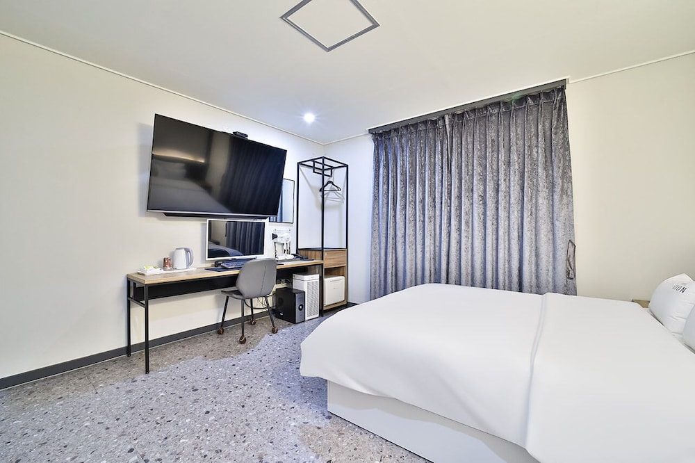 HOTEL LION