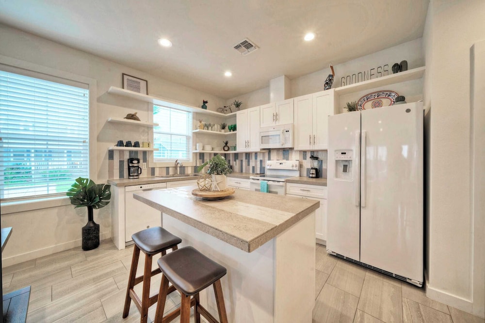 Sleeps 20 2 Homes in Mercer Village w/ Pool Heart of Old Town, Walkable
