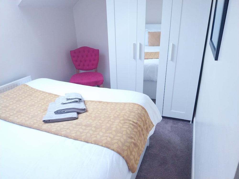 Leeds Cute 1 bed Apt, Garden, Free Wifi & Parking view 4