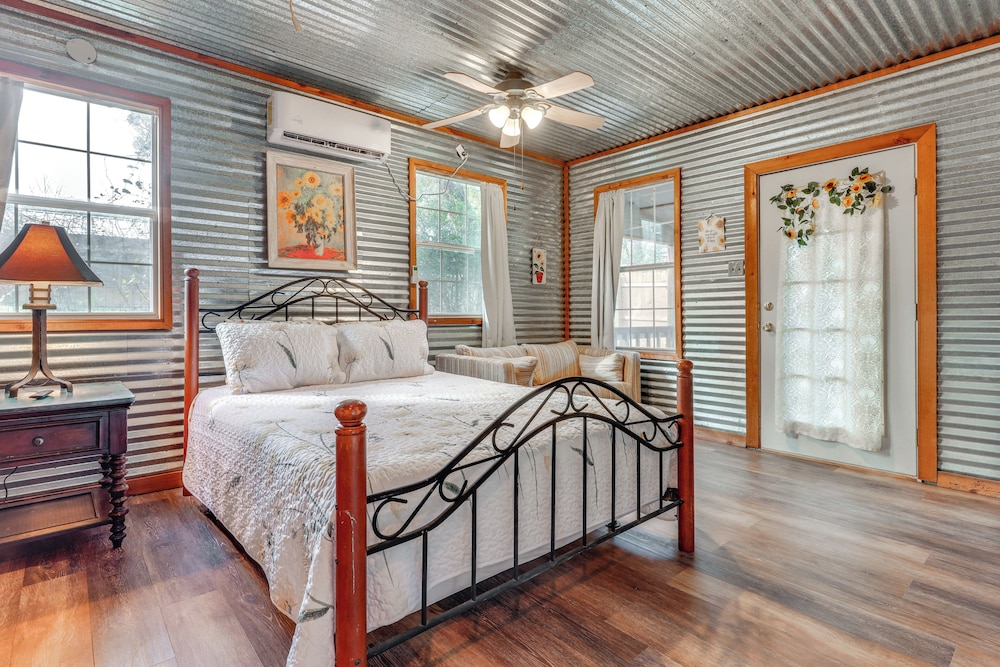 Cozy Couple's Cottage w/ View Near Canyon Lake!