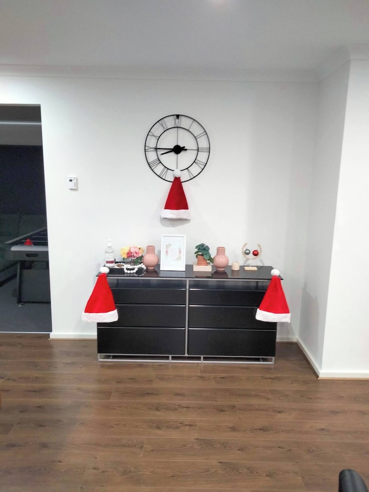 Modern & Cosey 4bedroom House Walk to Beach