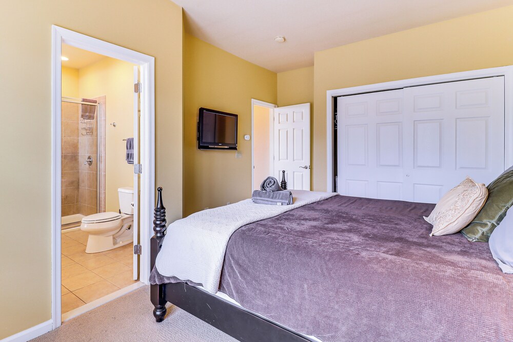 Boulder Lake Access: Townhome w/ Deck!